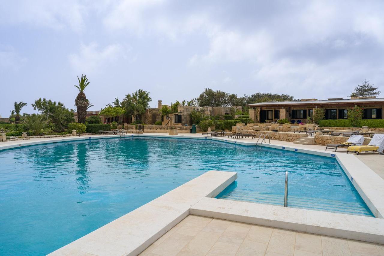 森可水疗中心酒店 萨奈特 外观 照片 The swimming pool at the hotel
