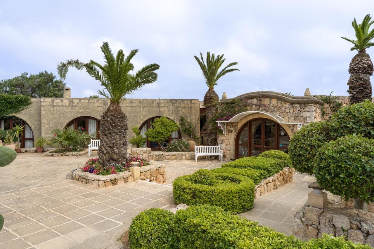 森可水疗中心酒店 萨奈特 外观 照片 The courtyard of the villa